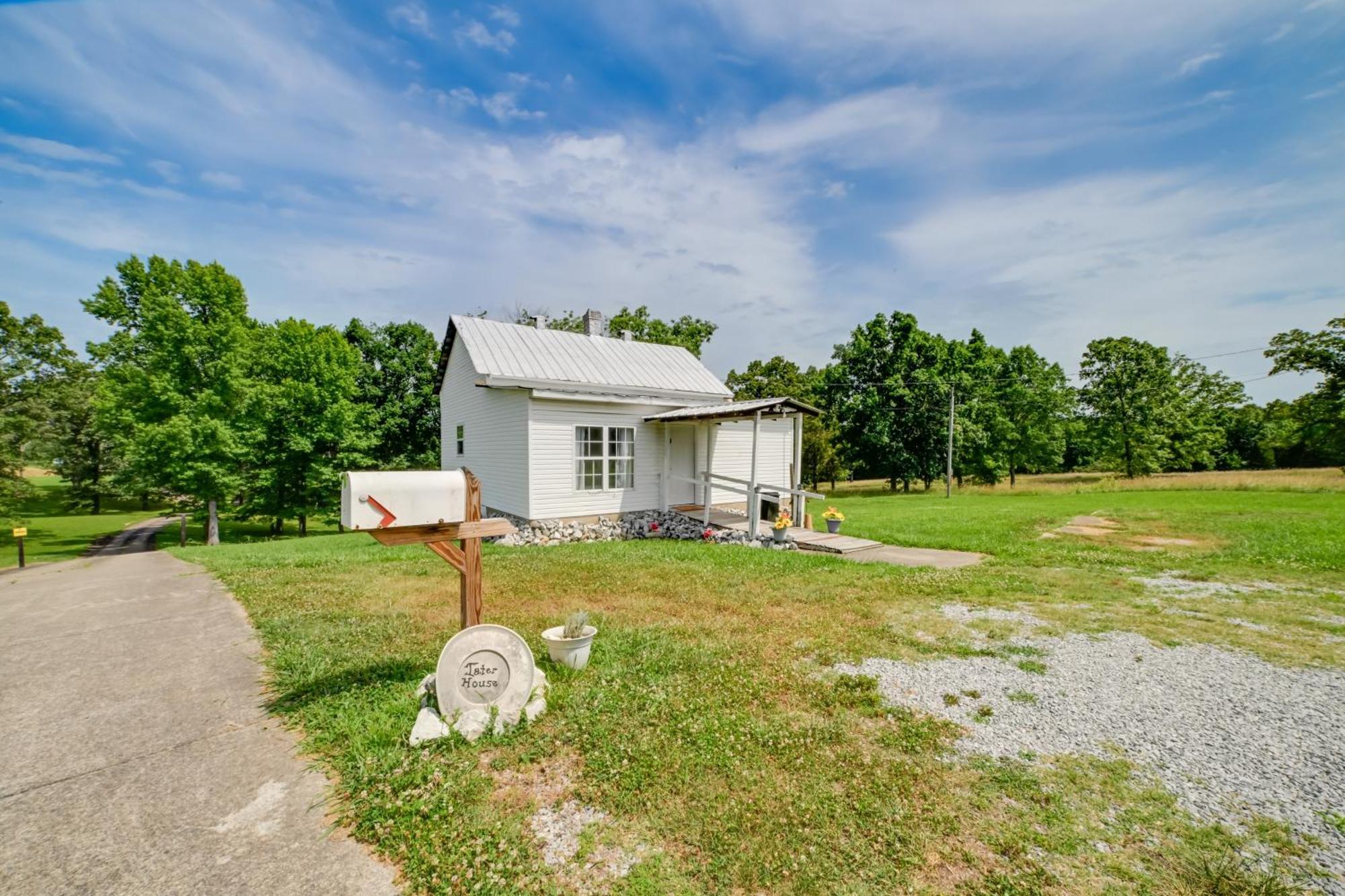 Serene Mcewen Cottage About 2 Mi To Golf Course! Exteriör bild